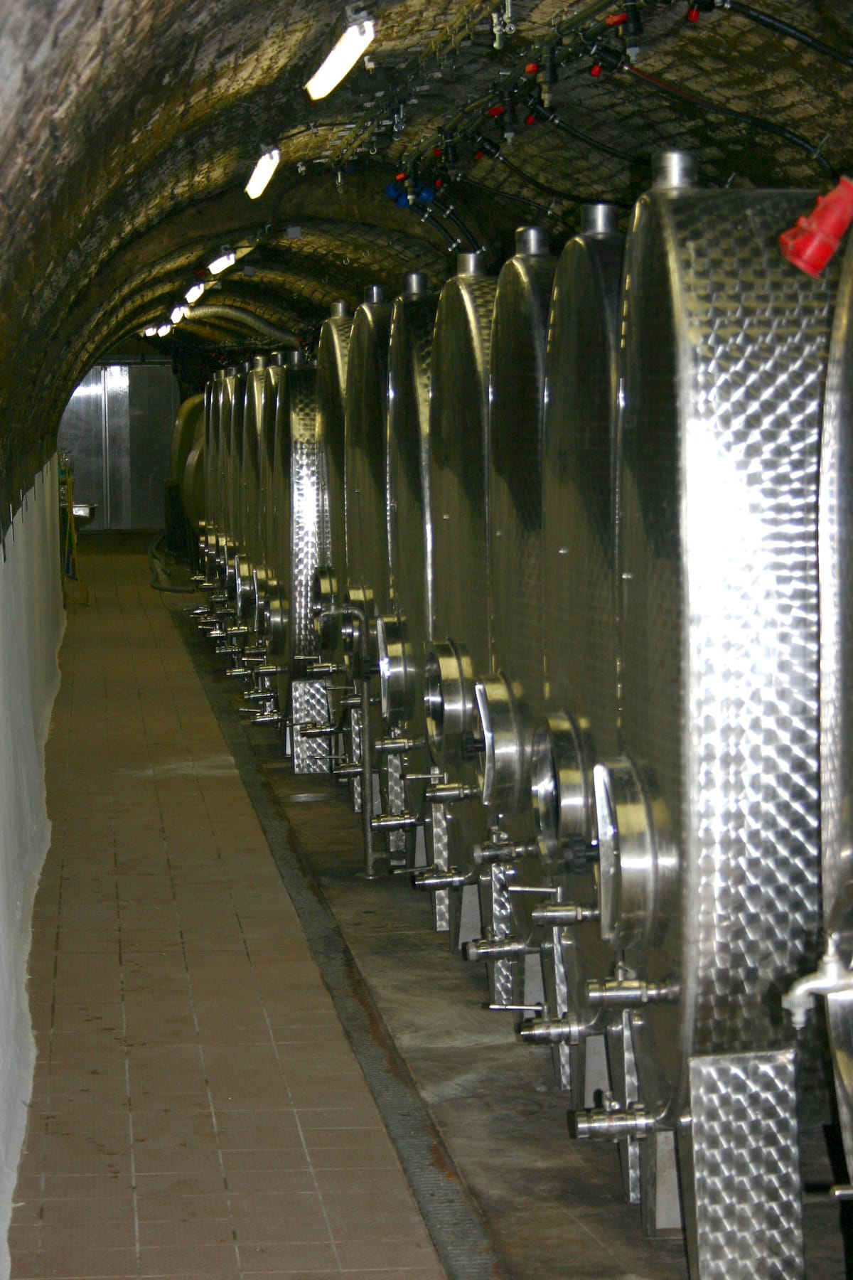 Tanks im historischen Gewölbekeller